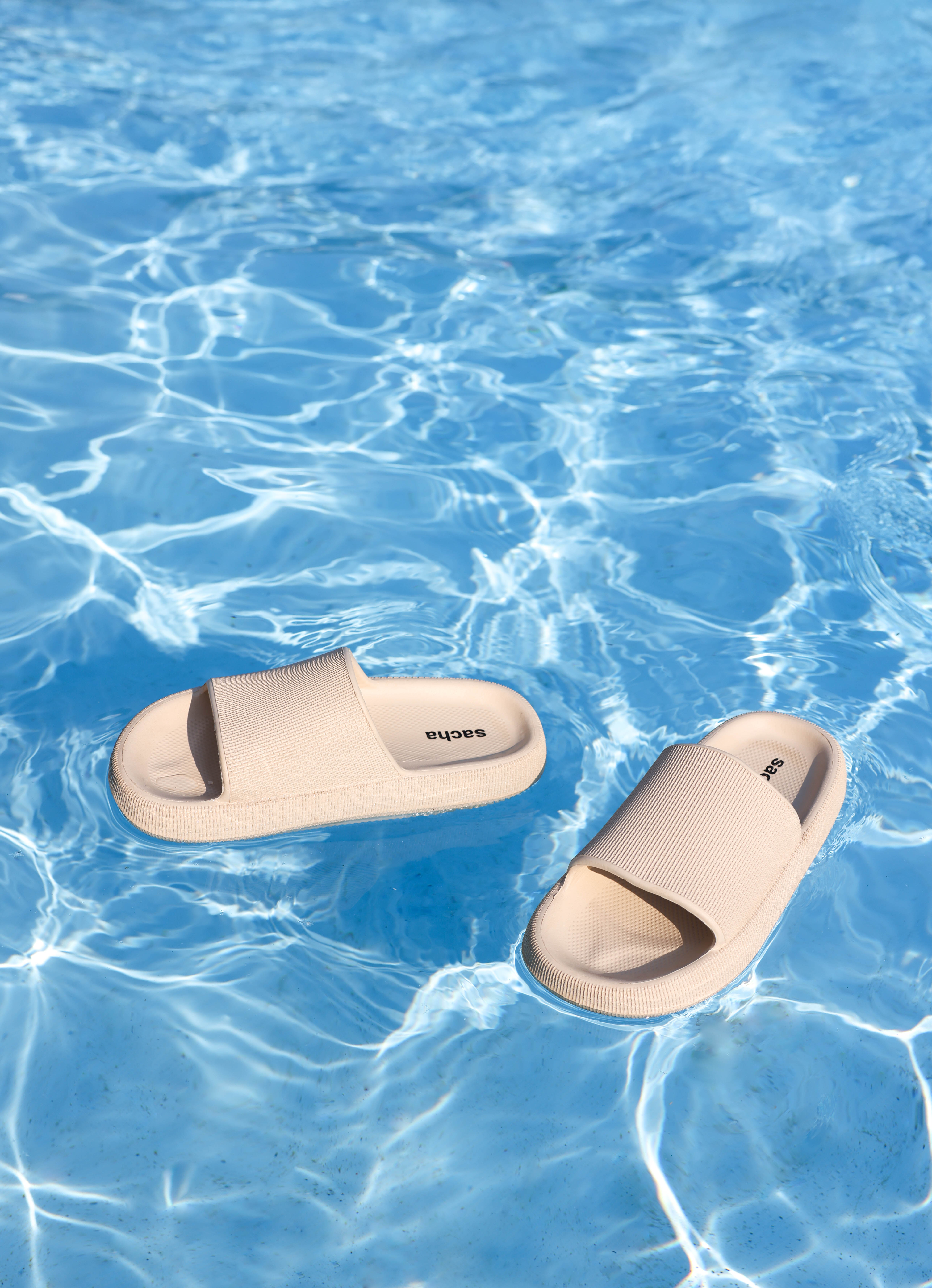 Claquettes de piscine